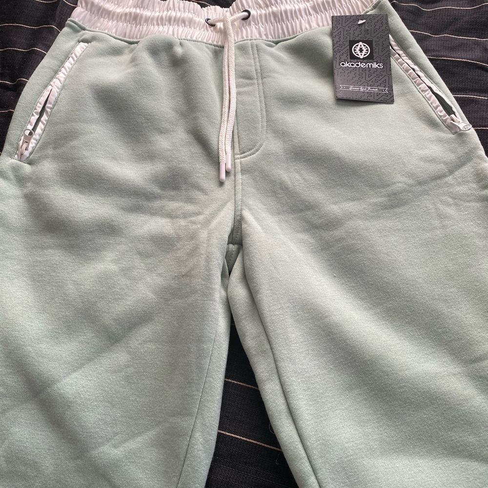 Akademiks Men’s Long Shorts - Sz Sm - NWT